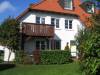 04-Prerow Hauseingang und Balkon Whg 5 und 8.jpg
